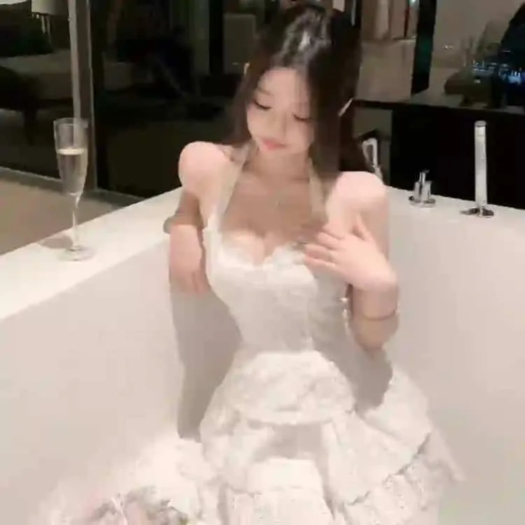 朴赞郁吸血鬼神作《蝙蝠》1080P未删减：神父变成吸血鬼后的欲望挣扎与堕落